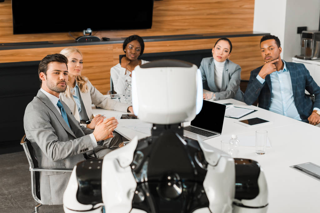 L'IA : Révolution dans la Formation des Employés – Moins de Nécessité, Plus d'Efficacité