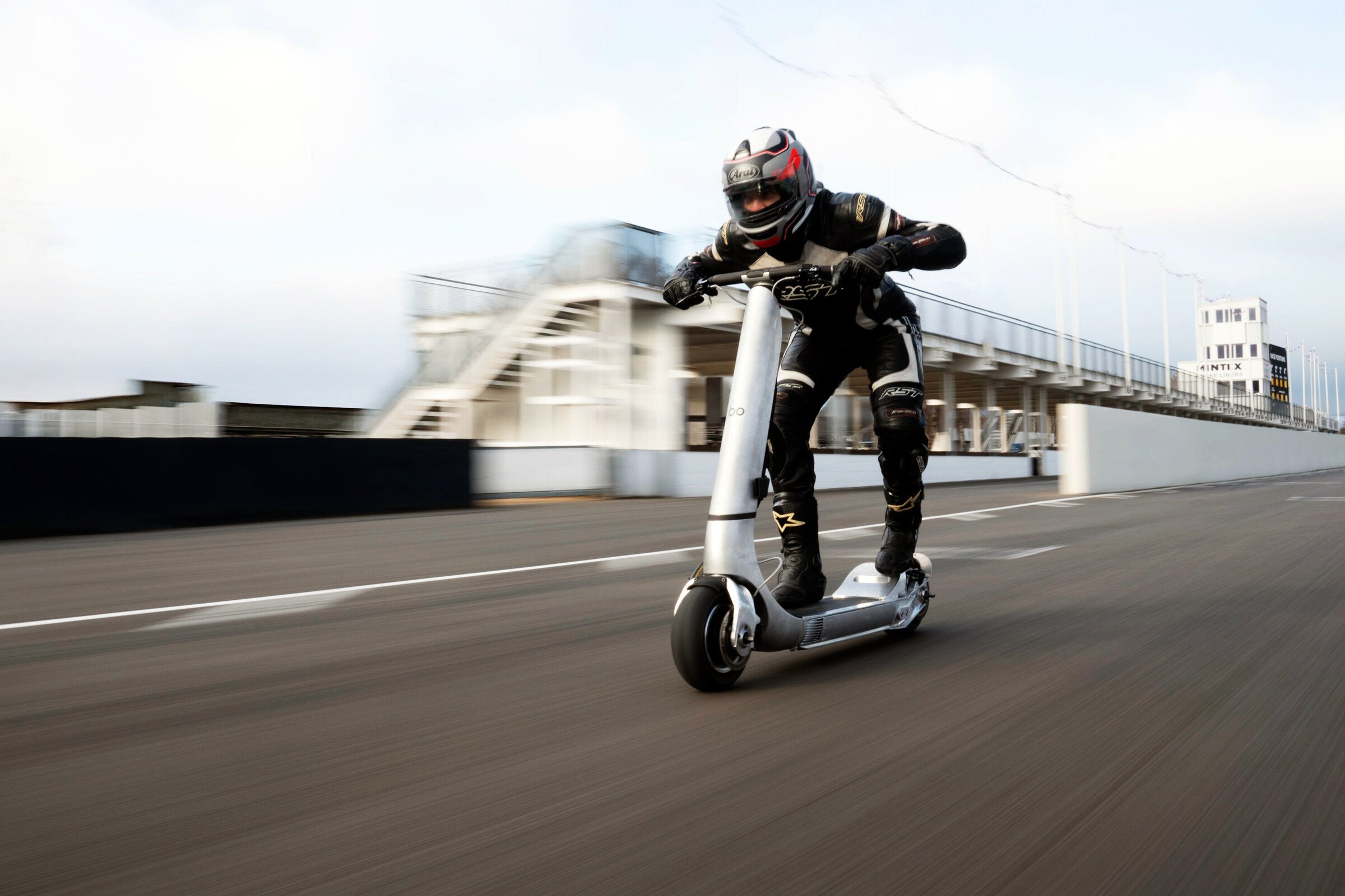 Le scooter électrique « Turbo » : Démence à 160 km/h et danger imminent
