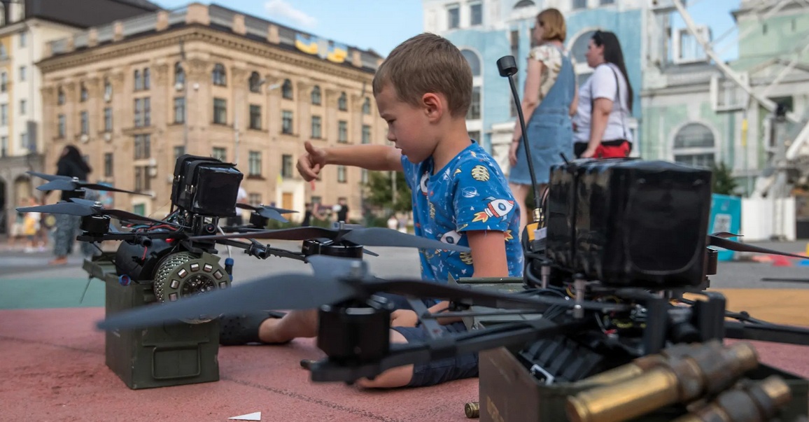 Un pays de l'Est forme ses enfants au pilotage de drones mortels