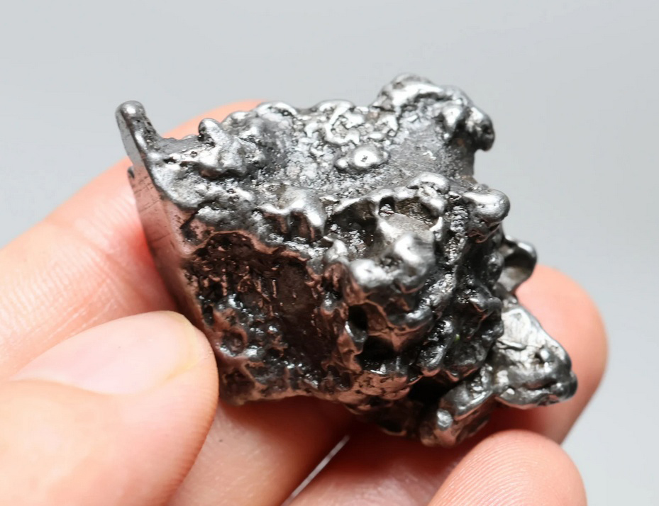 Des scientifiques perplexes face à un minéral extraterrestre qui se comporte étrangement lorsqu'il est chauffé