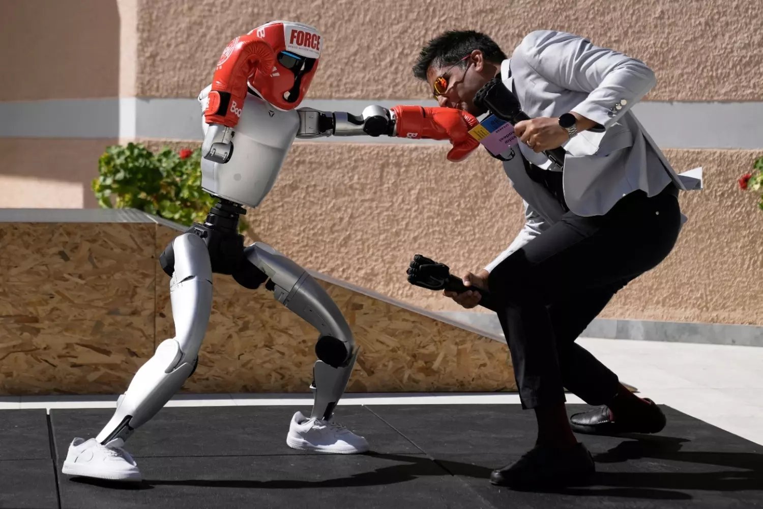 Des robots espiègles en démonstration à Olympie