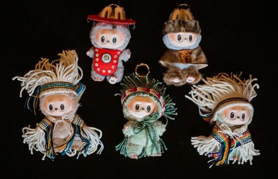 Des artistes autochtones donnent une nouvelle dimension aux poupées Labubu