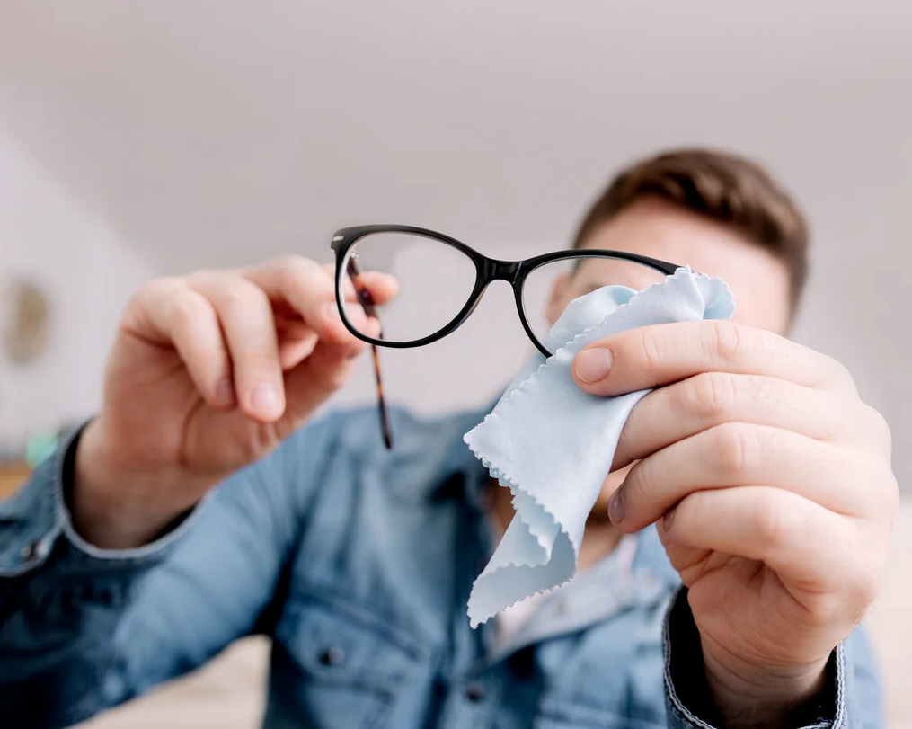 Comment garder vos lunettes impeccables et sans rayures : Guide essentiel d'entretien