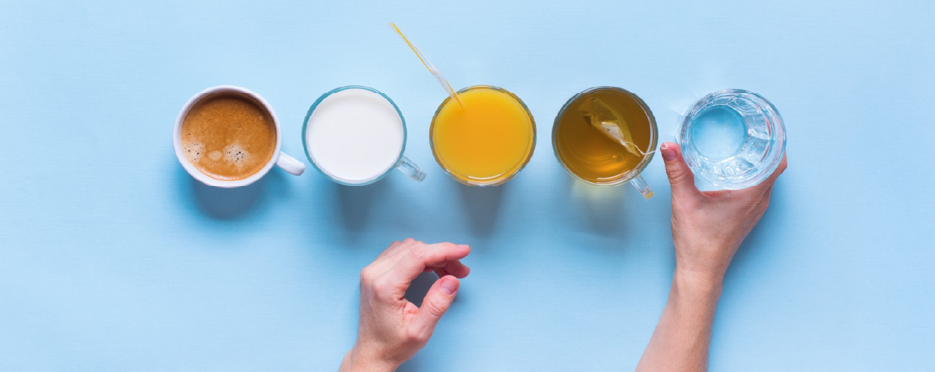 Une combinaison quotidienne d'eau, de café et de thé associée à la longévité