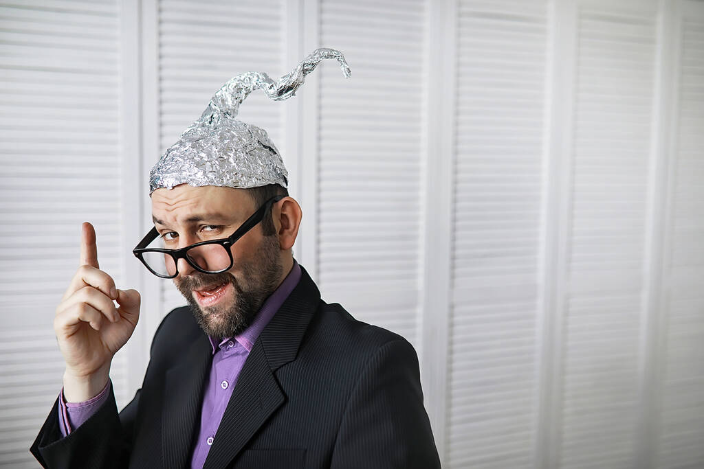 Pourquoi croit-on aux complots ? Une étude révèle un trait de personnalité insoupçonné