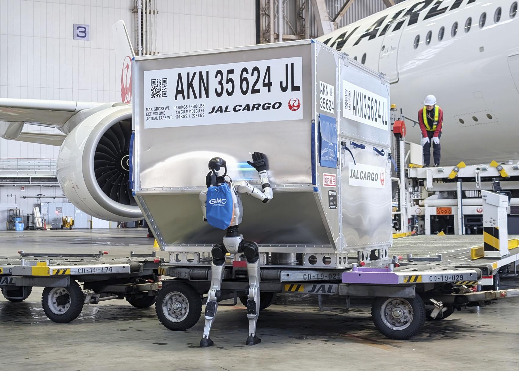 Des robots humanoïdes à l'essai dans les aéroports japonais pour la gestion des bagages 