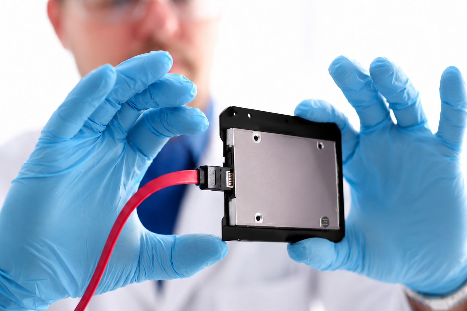 Trahison du matériel : comment votre SSD peut devenir un espion